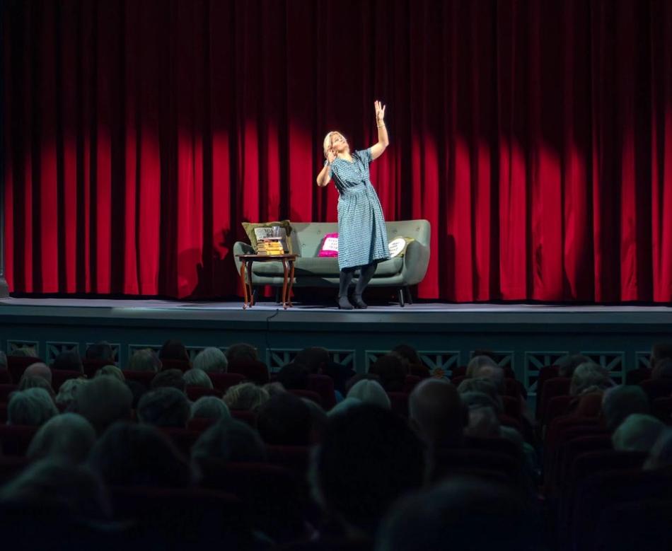 Skuespiller Liv Gulbrandsen på scenen under forestillingen "Hold kjeft, det er Ibsen" på Kapittel 23.