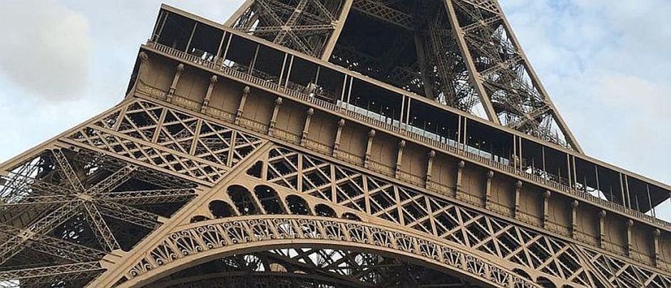 Eiffeltårnet sett nedenfra