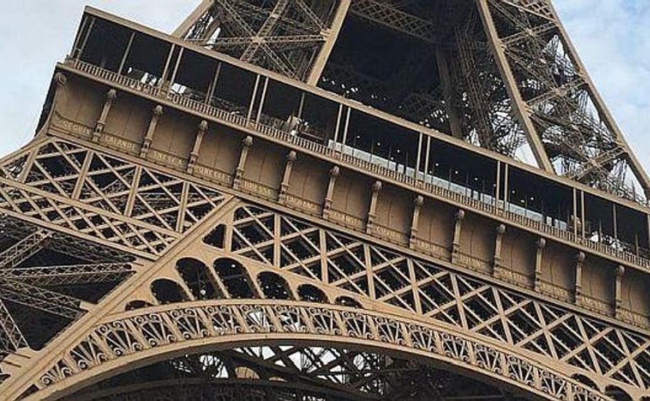 Eiffeltårnet sett nedenfra