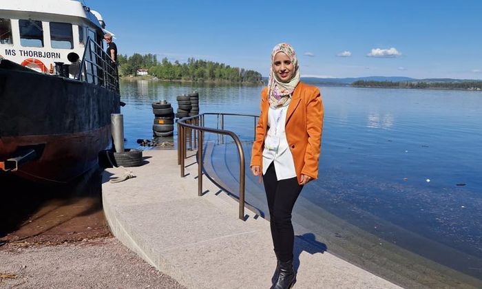 Hayat Al-Sharif på kaien på vei til Utøya