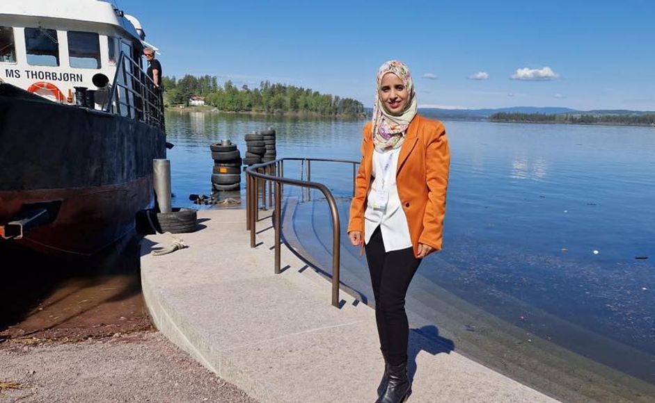 Hayat Al-Sharif på kaien på vei til Utøya