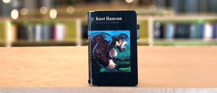 Markens grøde av Knut Hamsun stående på bokhylle i bibliotek