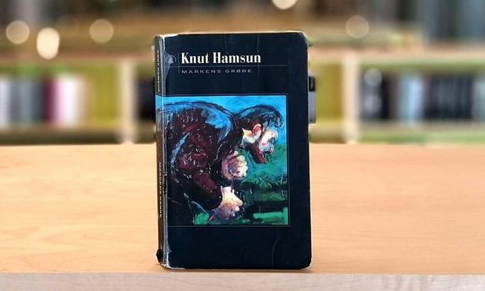 Markens grøde av Knut Hamsun stående på bokhylle i bibliotek