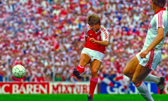 Fotballspiller Michael Laudrup skyter (public domain-bilde)