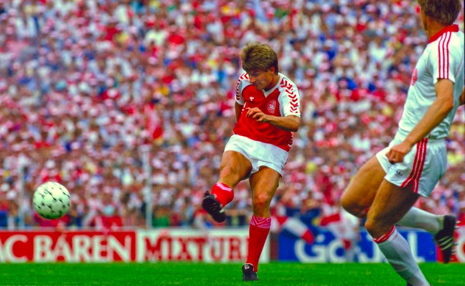 Fotballspiller Michael Laudrup skyter (public domain-bilde)
