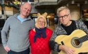 Åsmund, Eli Gunn utkledd som Ole Brumm og Ebbe i foajeen på Sølvberget