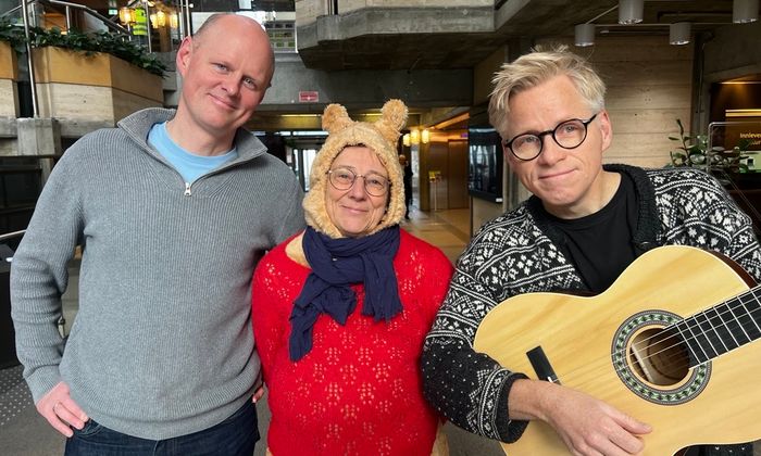 Åsmund, Eli Gunn utkledd som Ole Brumm og Ebbe i foajeen på Sølvberget