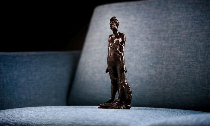 Gustav Vigeland. Angsten står i sofaen