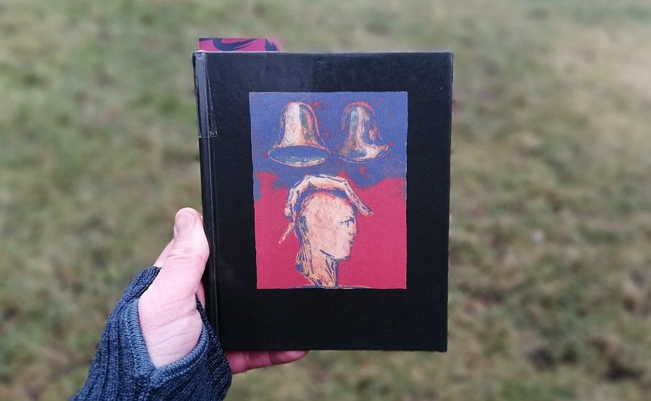 Tulipandronningen av Vetle Lid Larssen holdt foran en gressplen