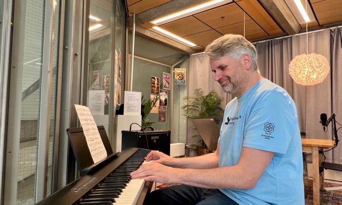 Yngve Bergesen Anda spiller på piano i Lydrommet på Sølvberget.