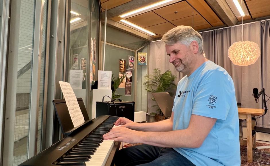 Yngve Bergesen Anda spiller på piano i Lydrommet på Sølvberget.