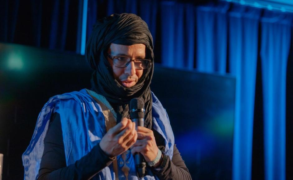 Mohamedou Ould Slahi på scenen under Kapittel23 foto Andrea Ribeiro