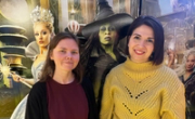 Bibliotekarer Mette og Sofie står foran Wicked plakat