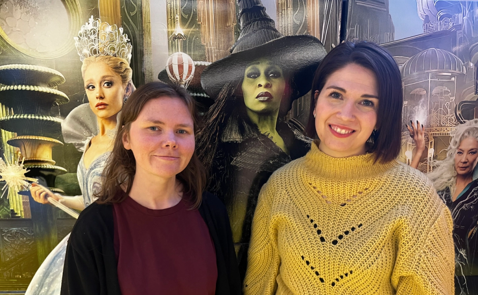 Bibliotekarer Mette og Sofie står foran Wicked plakat