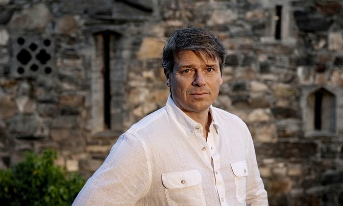 Øystein Morten fotografert foran kirke Foto: Helge Skodvin/Vigmostad & Bjørke forlag