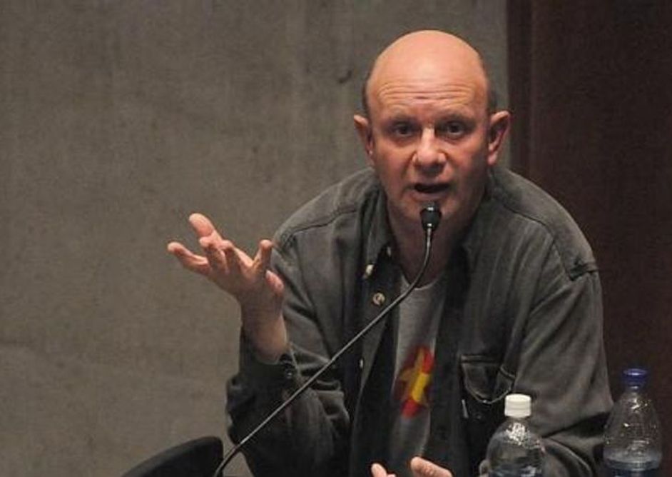 Nick Hornby på scenen (Wikimedia Commons)