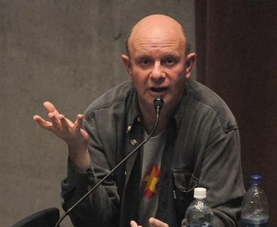 Nick Hornby på scenen (Wikimedia Commons)