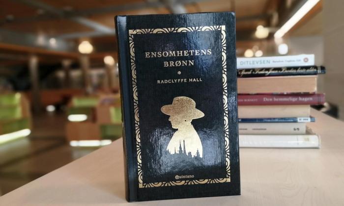 Ensomhetens brønn av Radclyffe Hall stående på hylla i biblioteket