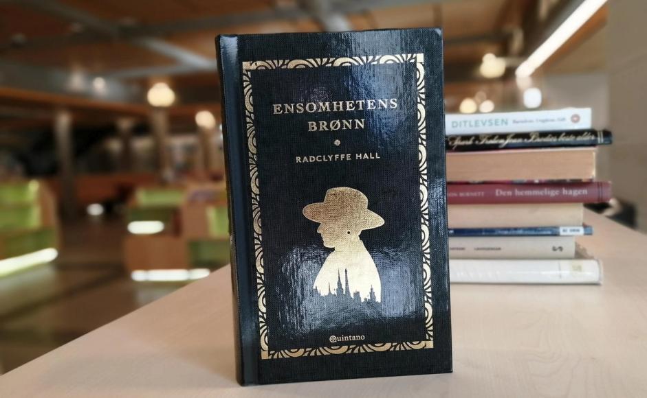 Ensomhetens brønn av Radclyffe Hall stående på hylla i biblioteket