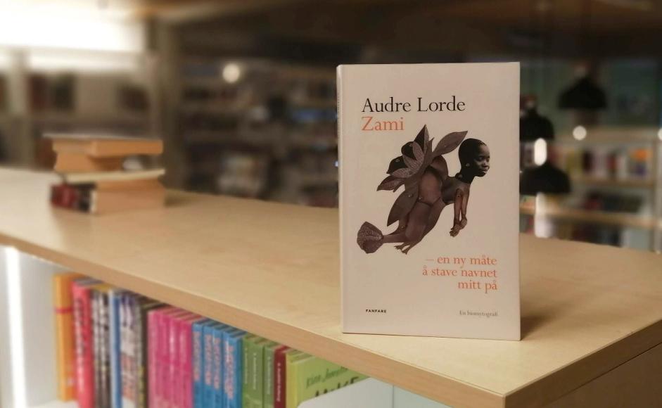 Zami - en ny måte å stave navnet mitt på av Audre Lorde på toppen av bokhylle i biblioteket