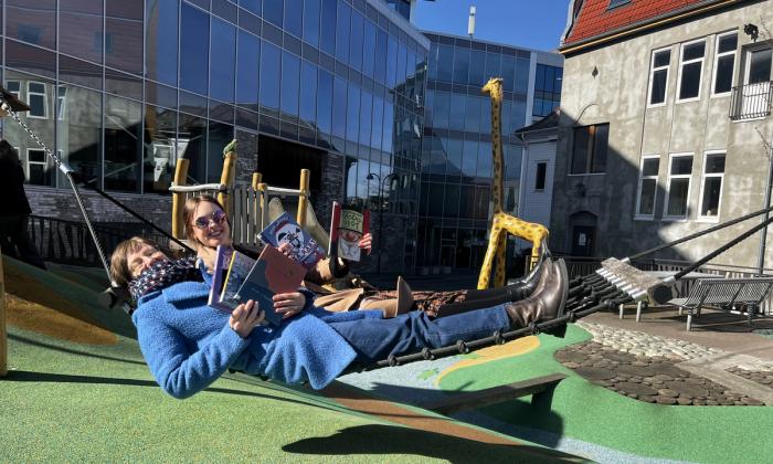 Eli Gunn og Ingunn leser dikt på lekeplassen