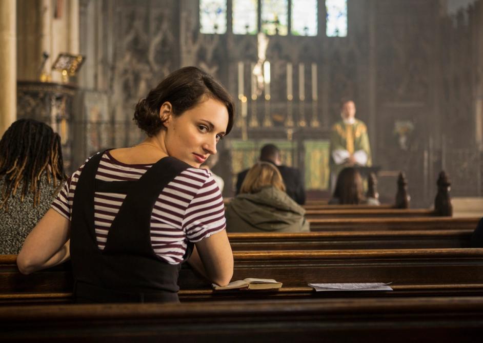 Foto av kvinne som ser seg bakover