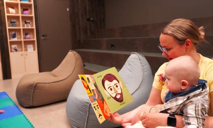 Rebekka Hennum med baby på Madla bibliotek