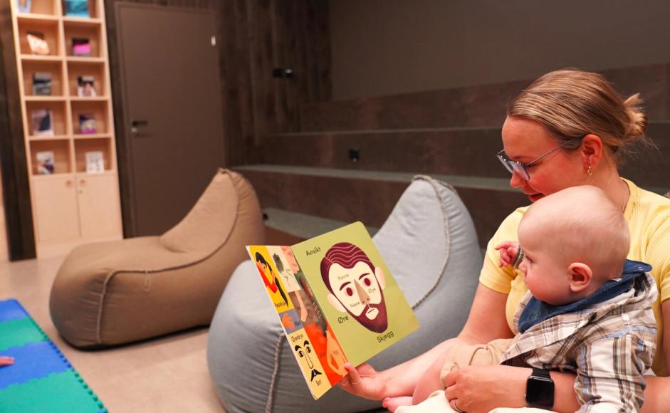 Rebekka Hennum med baby på Madla bibliotek