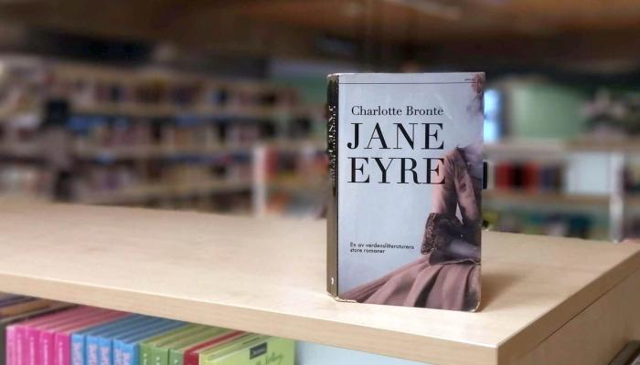 Jane Eyre av Charlotte Brontë stående på bokhylle