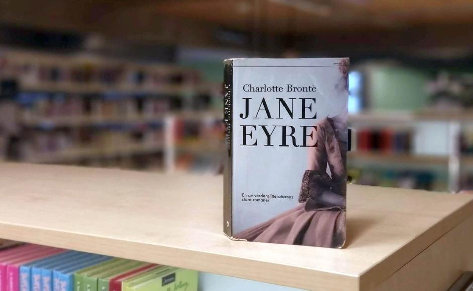 Jane Eyre av Charlotte Brontë stående på bokhylle