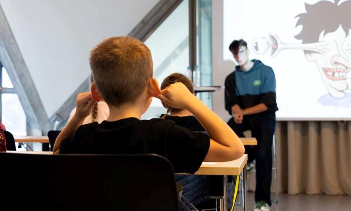 Barn på skolebesøk under Kapittel24.