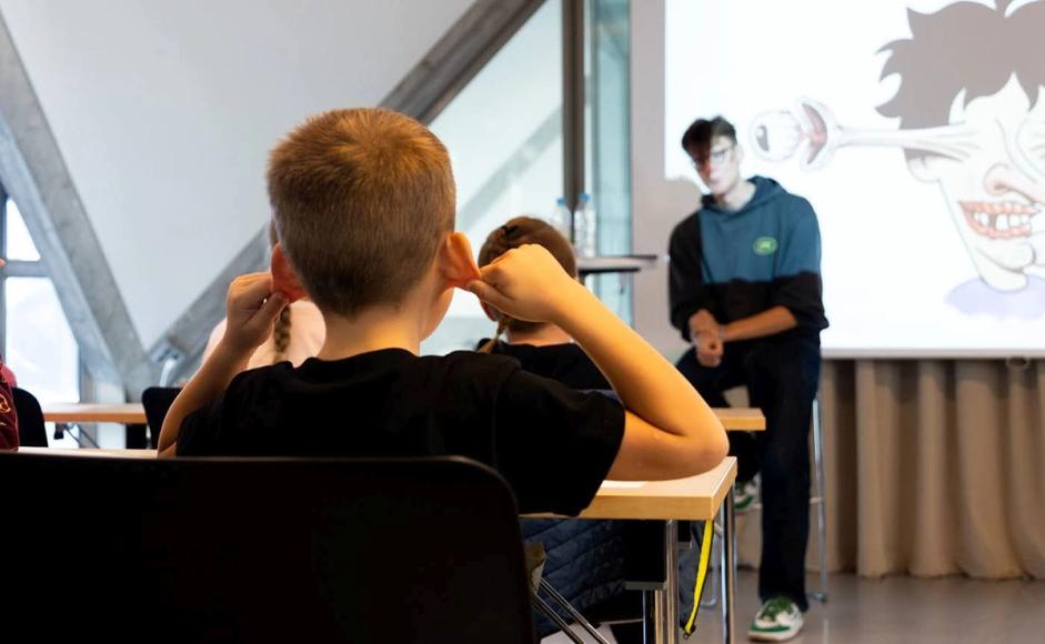 Barn på skolebesøk under Kapittel24.