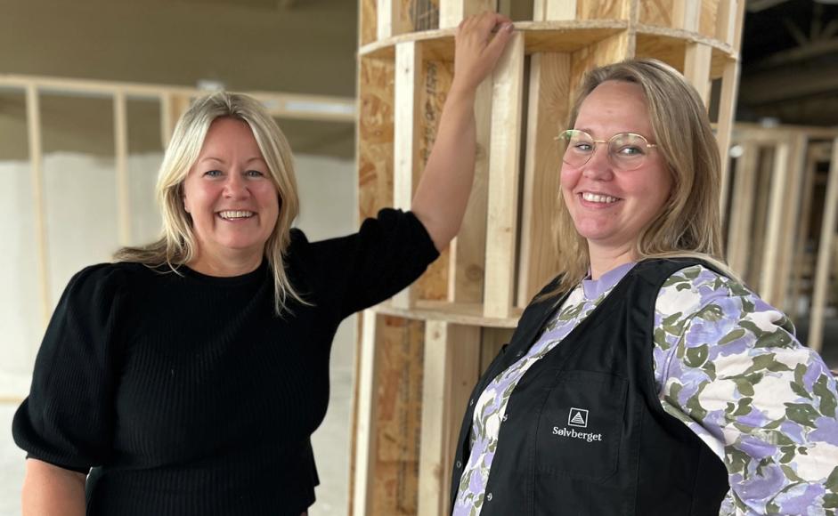 Rebekka Hennum og Anette Worum inne på nye Madla bibliotek