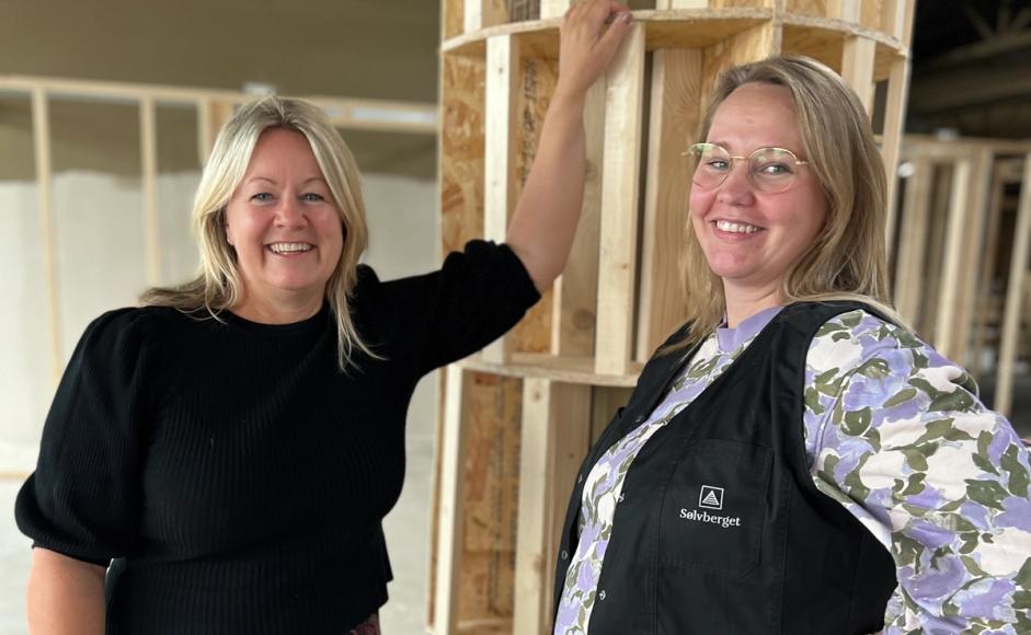 Rebekka Hennum og Anette Worum inne på nye Madla bibliotek