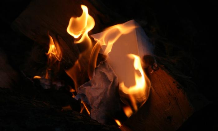 En bok som brenner. Foto av: quinn.anya  Quinn Dombrowski