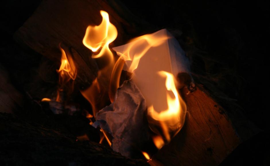 En bok som brenner. Foto av: quinn.anya  Quinn Dombrowski