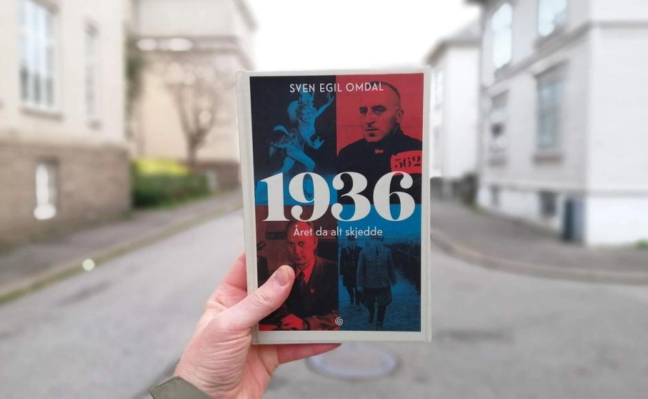 1936 av Sven Egil Omdal holdt foran en gate i Stavanger