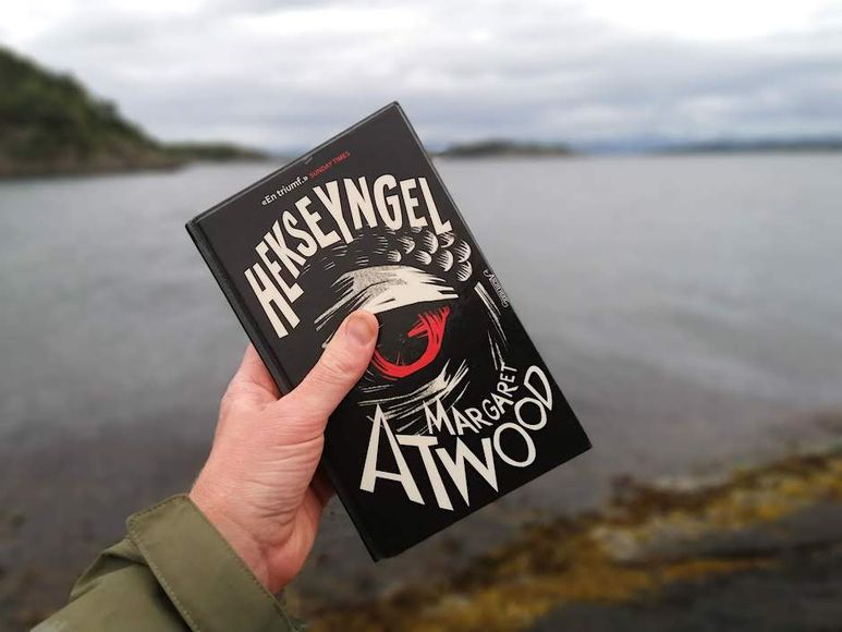 Hjertet gir seg ikke av Margaret Atwood hold foran en fjord