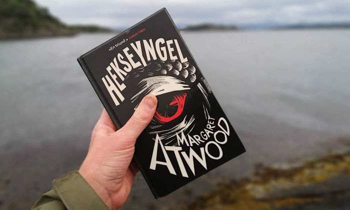 Hjertet gir seg ikke av Margaret Atwood hold foran en fjord