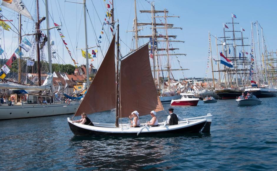 The Tall Ships Races i 2018. En mindre seilbåt i Vågen, med flere større skuter rundt og noen småbåter.