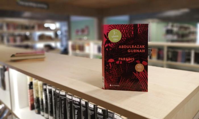 Paradis av Abdulrazak Gurnah stående på bokhylle i bibliotek