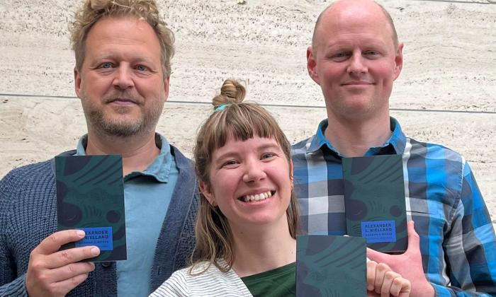 Tomas Gustafsson, Nana Jakobsen og Åsmund Ådnøy holder Alexander Kiellands bok Garman & Worse