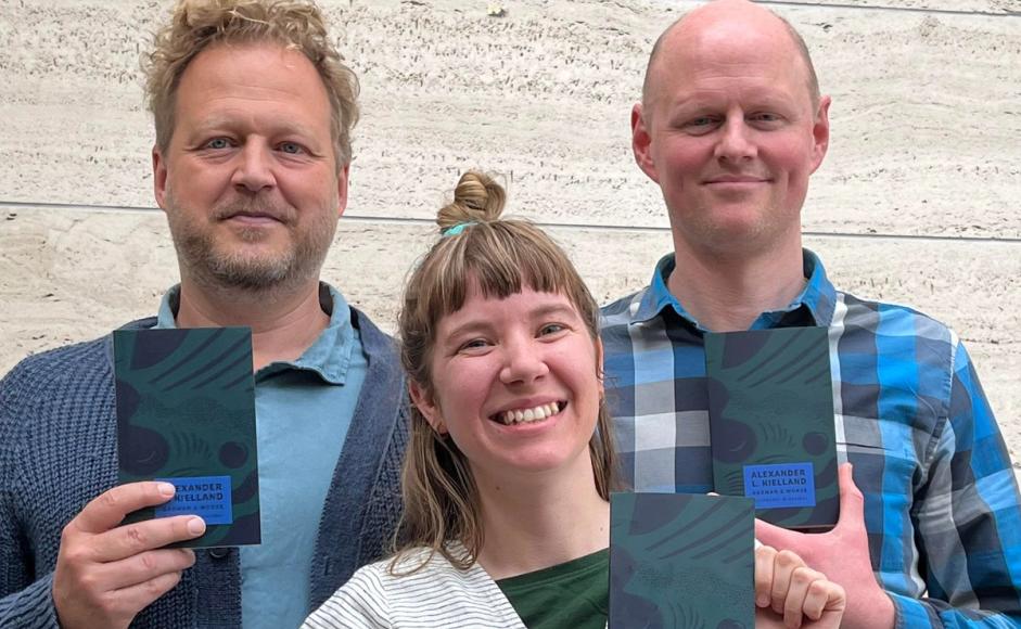 Tomas Gustafsson, Nana Jakobsen og Åsmund Ådnøy holder Alexander Kiellands bok Garman & Worse