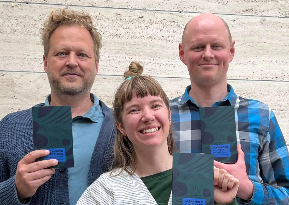 Tomas Gustafsson, Nana Jakobsen og Åsmund Ådnøy holder Alexander Kiellands bok Garman & Worse