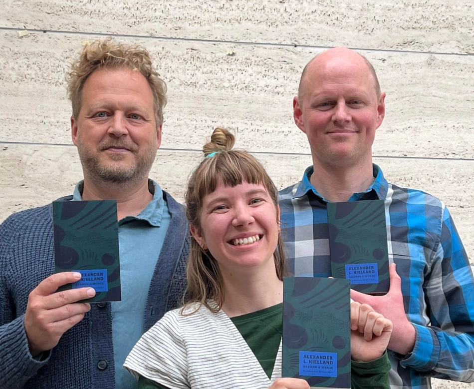 Tomas Gustafsson, Nana Jakobsen og Åsmund Ådnøy holder Alexander Kiellands bok Garman & Worse