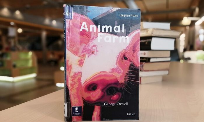Animal farm av George Orwell stående på bord i biblioteket
