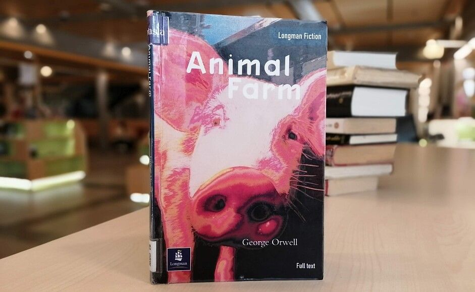 Animal farm av George Orwell stående på bord i biblioteket