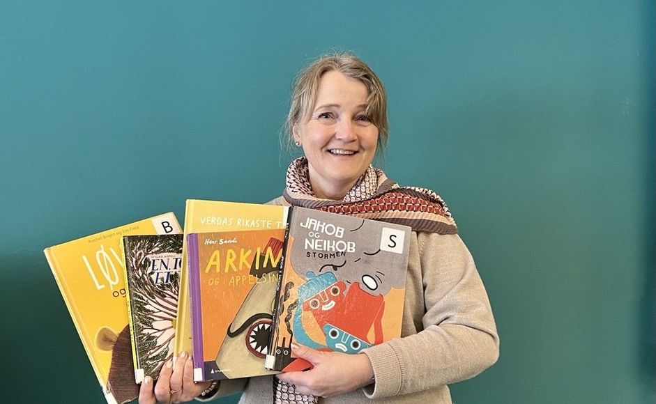 Bibliotekar Ingrid Bie Helgesen viser frem barnebøker.