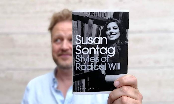 Tomas Gustafsson holder boka Styles of radical will av Susan Sontag