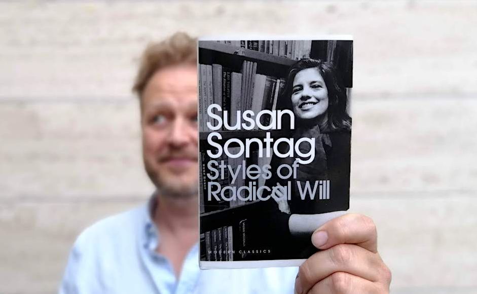 Tomas Gustafsson holder boka Styles of radical will av Susan Sontag